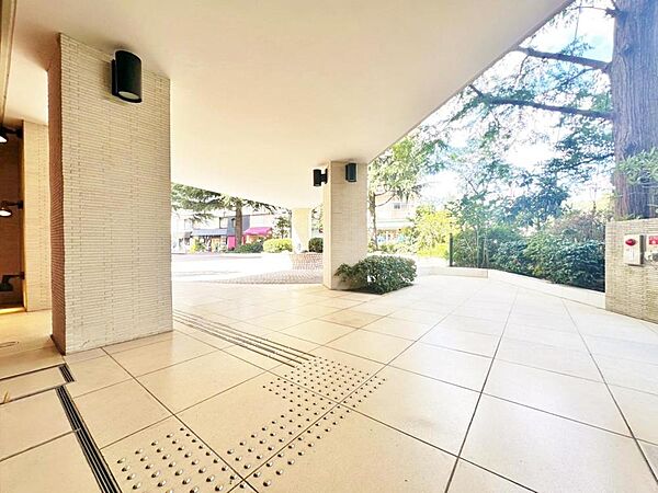 【Entrance hall】エントランスホール