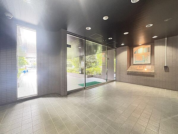 【Entrance hall】エントランスホール