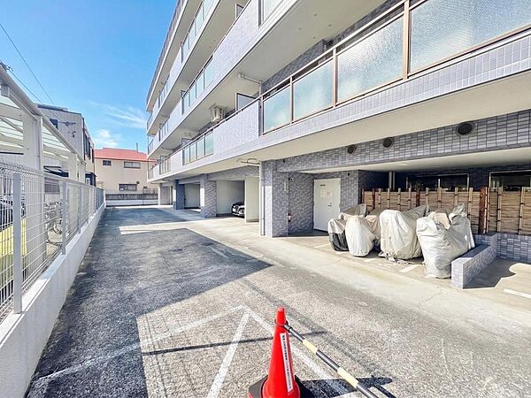 【CG加工により空を晴天にしています】【Parking】駐車場
