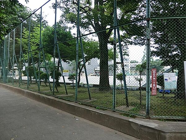 杉並区立高井戸東小学校まで約596m