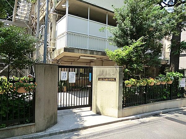 新宿区立牛込第二中学校まで約598m