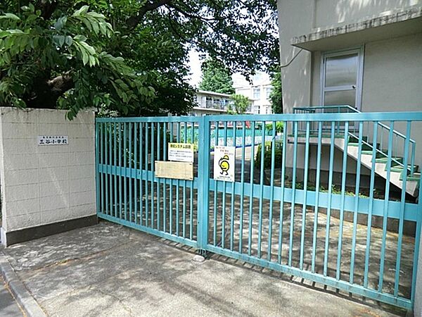 杉並区立三谷小学校まで約257m