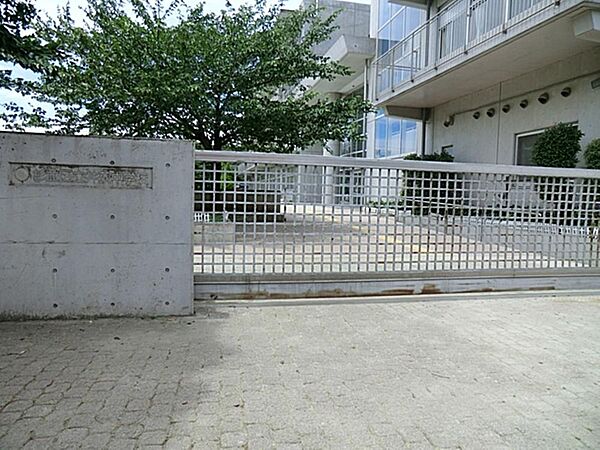 杉並区立井荻中学校まで約777m