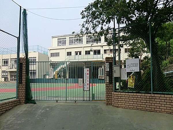 新宿区立落合第四小学校まで約505m