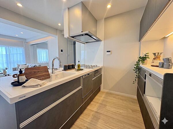 【配置してある家具や小物はCGによるイメージです。】【Kitchen】キッチン