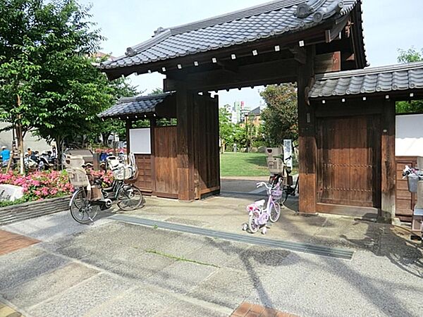 門と蔵のある広場まで約458m