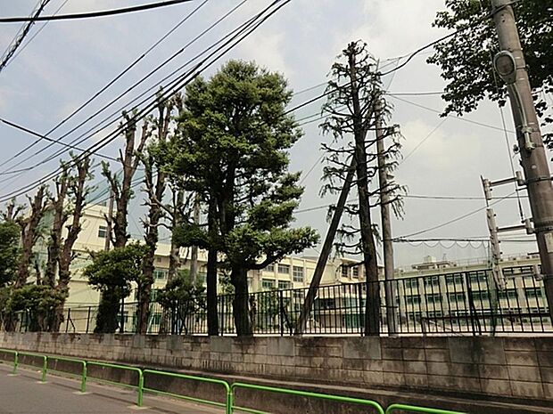 板橋区立板橋第三中学校まで約374m
