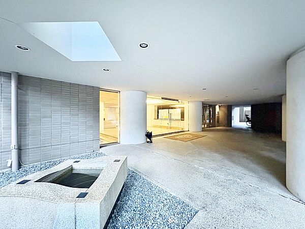【Entrance hall】エントランスホール