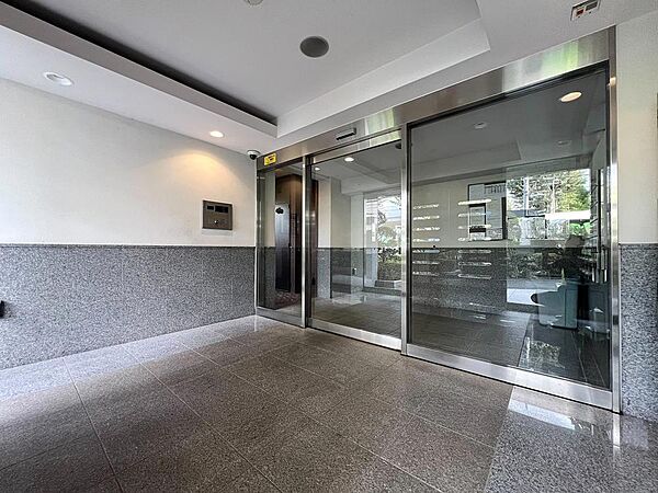【Entrance hall】エントランスホール