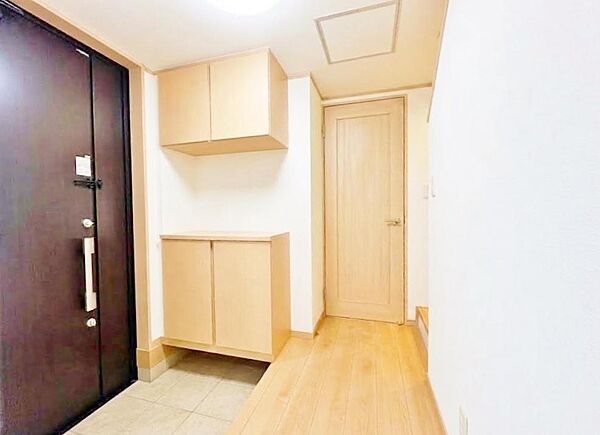 「画像処理技術で家具を消し、空室を再現しています。」【Entrance】玄関