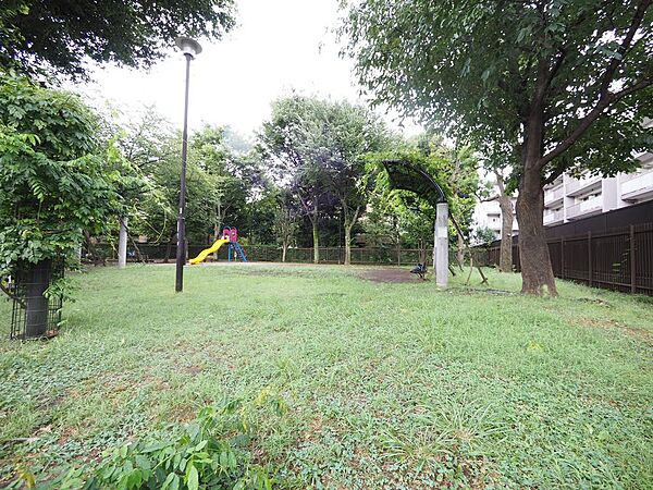 高井戸藤が丘公園まで約583m