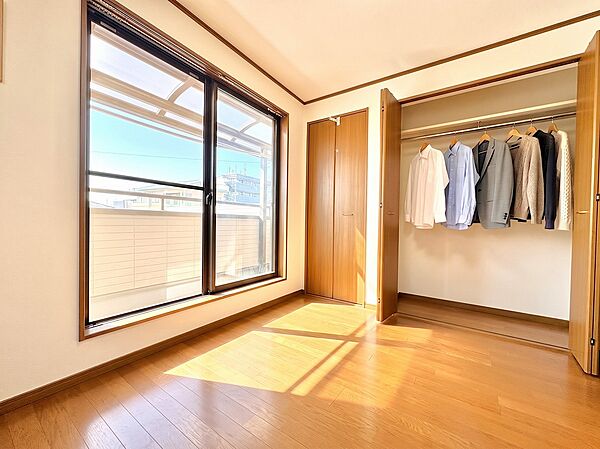 【CGにより現状の家具などを消しております】【配置してある小物はCGによるイメージです】 【Bedroom】居室