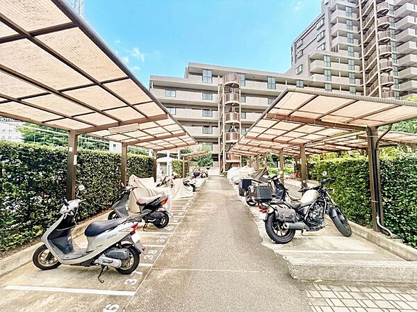 「AI加工により、空を晴天にしております」【Bicycle　Parking　area】駐輪場