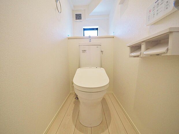十分な広さと清潔感のあるカラーで纏まったおトイレ。ＬＤＫや居室とは離れており、洗面や浴室とも別の位置にある為、よりプライバシーへの配慮と落ち着いた空間となっております。