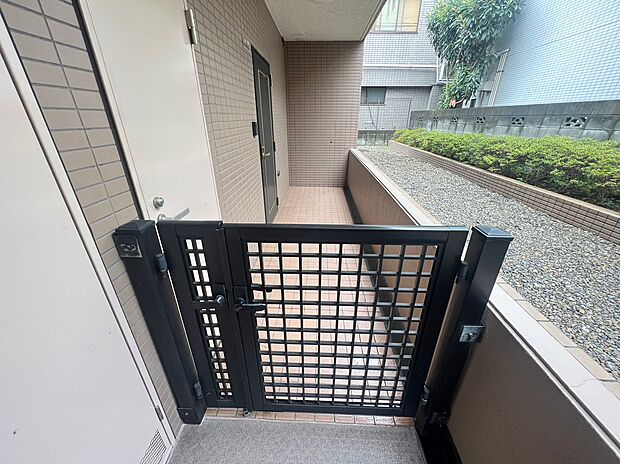 共用廊下から門扉で仕切られており、門扉から住居までのスペースは住まわれる方のみしか利用しません。そのため、プライバシーが守られ、防犯面でも比較的安心です。