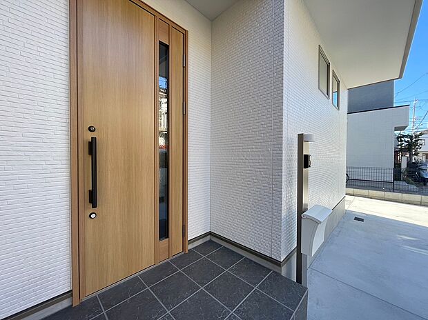 おもてなしは玄関から、家の顔となる玄関は、格調高いデザイン性が求められます。玄関扉は、高級感と防犯性に優れた玄関ドアを標準装備。