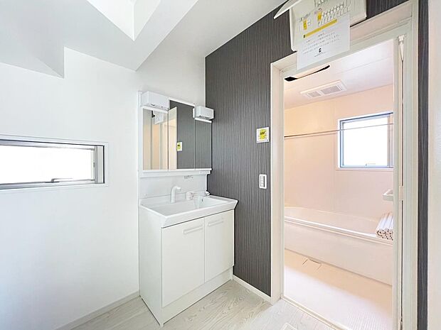 大きめの鏡が付いた洗面台は使いやすくお掃除やメンテナンスが楽です。ドラム式の洗濯機を配置しても十分なスペースを確保した広めの設計となっております。浴室と隣接しているため脱衣所としてもご利用可能です。