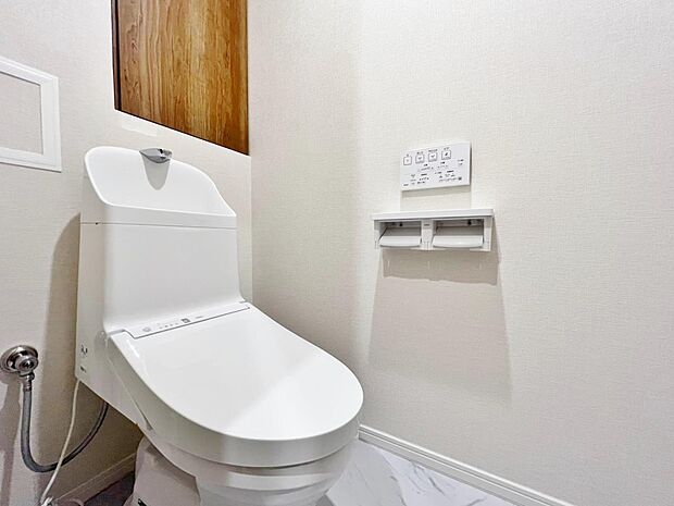 十分な広さと清潔感のあるカラーで纏まったおトイレ。ＬＤＫや居室とは離れており、洗面や浴室とも別の位置にある為、よりプライバシーへの配慮と落ち着いた空間となっております。