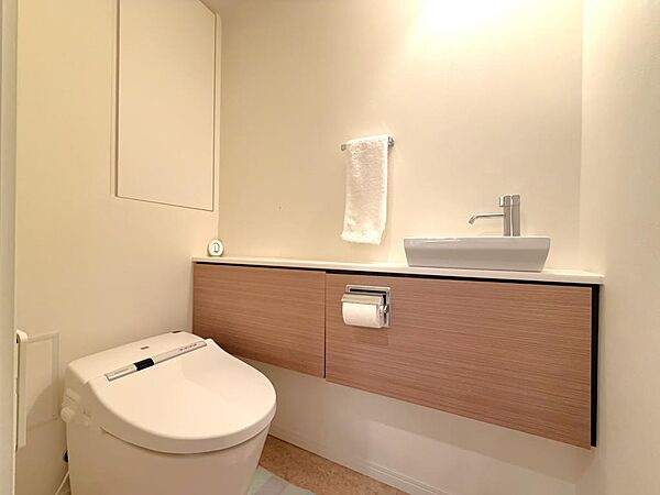タンクレス、独立手洗器付き高機能トイレ壁埋込収納付き