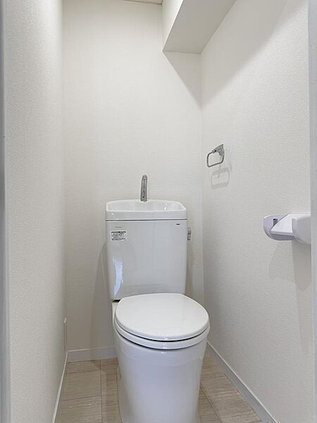 トイレは便器・便座新規交換、床CF貼替、ウォシュレット用コンセント有ります。