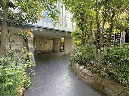 環七側のエントランス、植栽の緑がさわやかです。