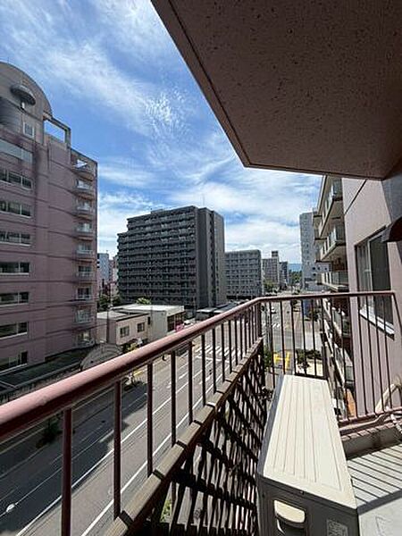 リビングに面した南向きバルコニーは、開放感があり陽当たり良好。心地よい光と風を感じながら、快適にお過ごしいただけます。