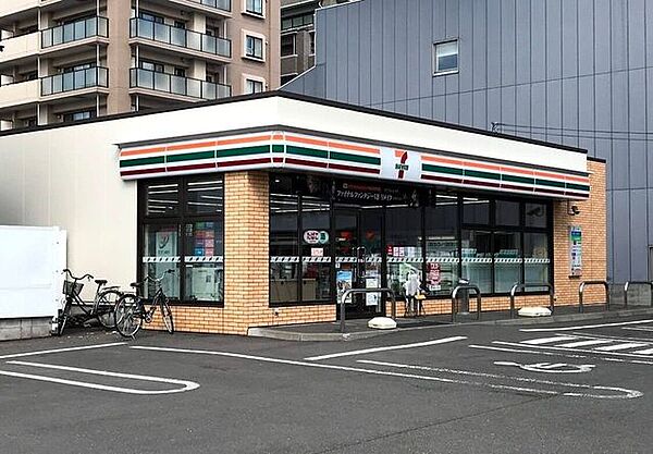 コンビニ セブン-イレブン 札幌北13条東駅前店 320m