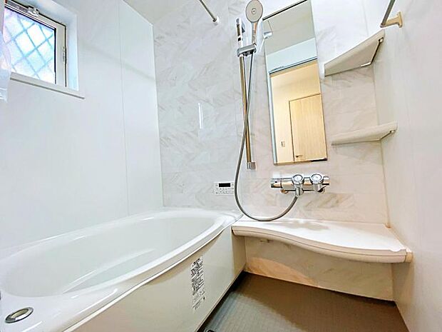 温かさを保つ浴槽など機能的で清潔感溢れる浴室