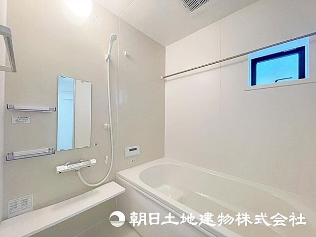 モダンな浴室が、くつろぎと清潔感を同時に提供します。