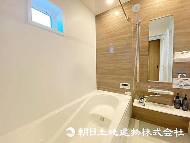 浴室乾燥機が湿気をしっかりと取り除き、快適なバスタイムを保証します。