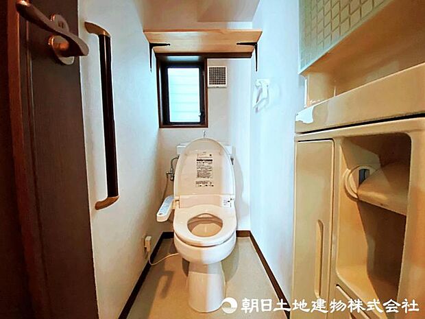 窓付の明るいトイレで、快適に利用可能ですね