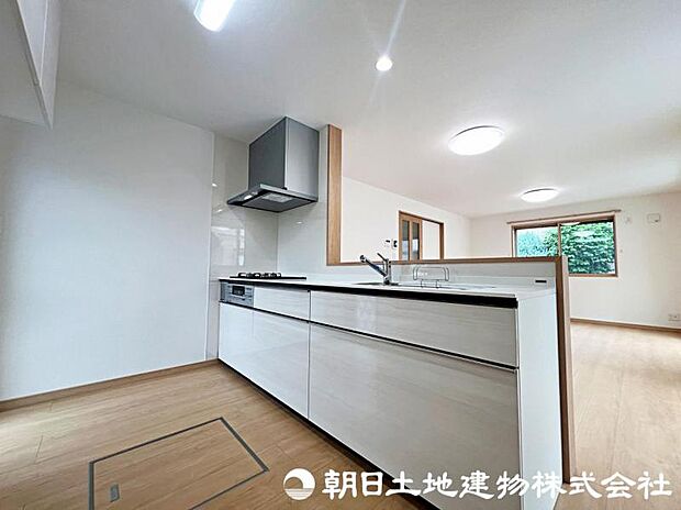 【キッチン】キッチンは人気の対面式キッチンです。お料理をしながらご家族との会話も楽しめますね