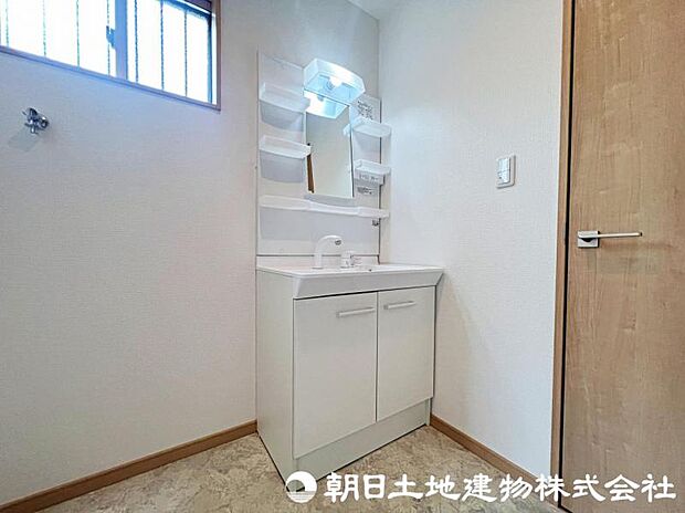 【洗面室】収納力と機能性に優れたお手入れラクラク三面鏡洗面化粧台です