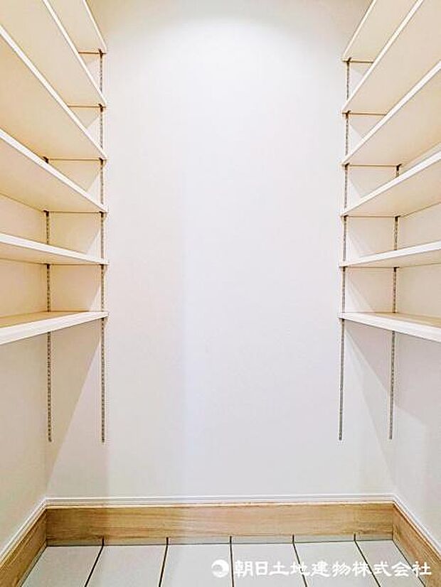 【シューズクローク】ベビーカーやアウトドア用品の置き場所にも困らないスペースですね。