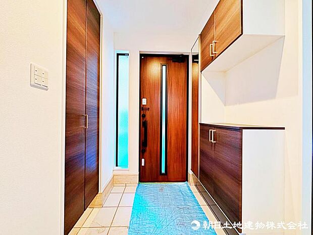 【玄関】明るく清潔感あふれる玄関は毎日気持ちよくお見送りしてくれそう。