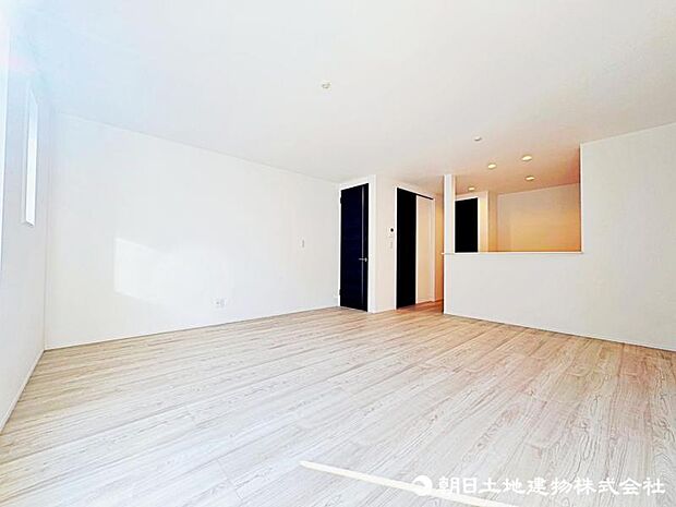 【リビング】家族が集まるリビングは明るく開放感のある空間です。