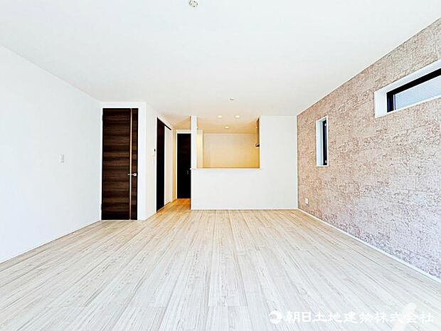 【リビング】陽当り・風通し共に良好で、ご家族みんなで過ごす空間をより居心地良くしてくれます。