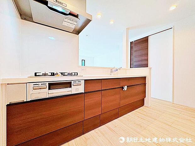 【キッチン】キッチンは人気の対面式キッチンです。お料理をしながらご家族との会話も楽しめますね。