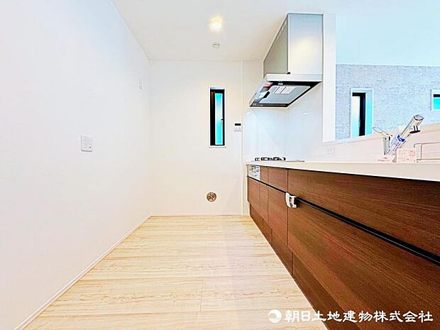 【キッチン】奥行きのあるキッチンスペース、冷蔵庫やカップボードを置いても余裕があります。