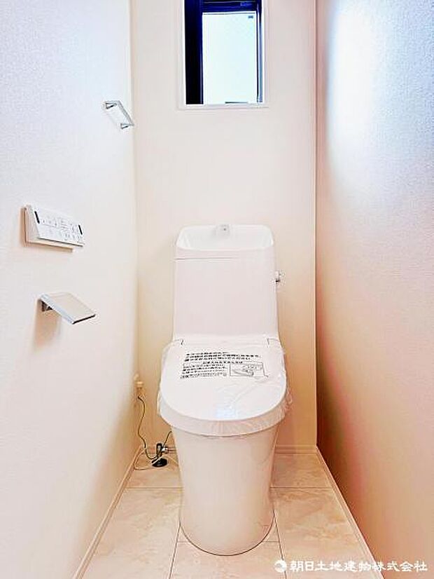 【トイレ】窓付の明るいトイレで、快適に利用可能ですね。