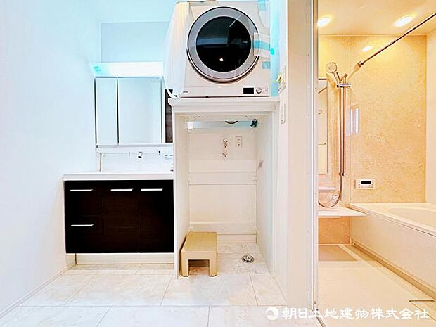 【洗面所】清潔感あふれるデザインが魅力の洗面スペースです。