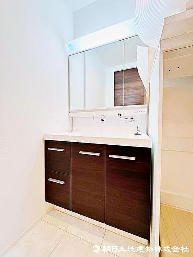 【洗面室】収納力と機能性に優れたお手入れラクラク三面鏡洗面化粧台です。