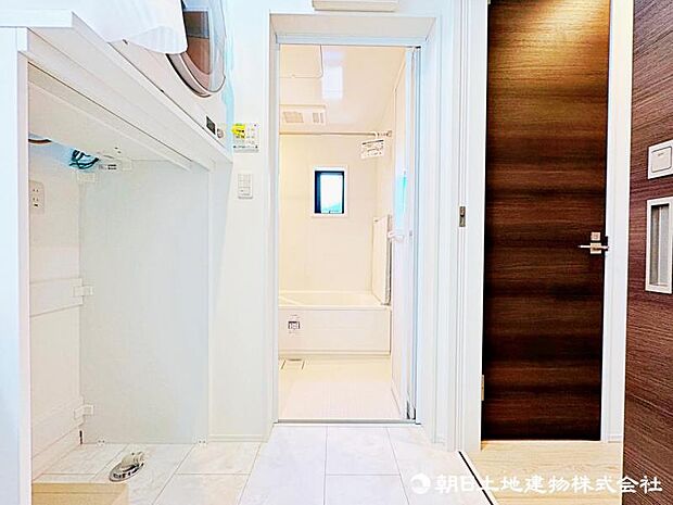 【洗面室】洗面台横にランドリーコーナーもゆったり。ドラム式も置ける余裕。