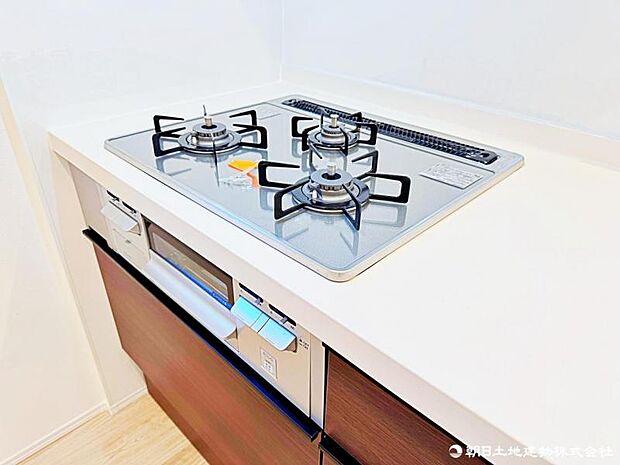 【キッチン】3つのコンロで同時調理が可能な、効率的で快適なキッチンスペースです。