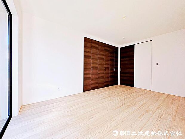 【洋室】大きな窓からたっぷりと陽光が注がれる明るいお部屋です。