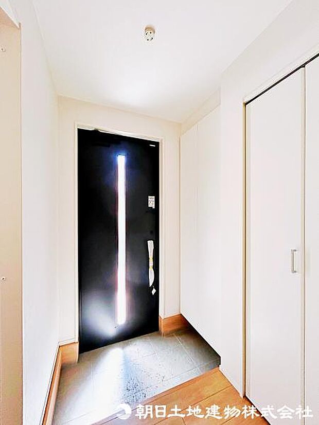 【玄関】明るく清潔感あふれる玄関が毎日気持ちよくお見送りしてくれます。