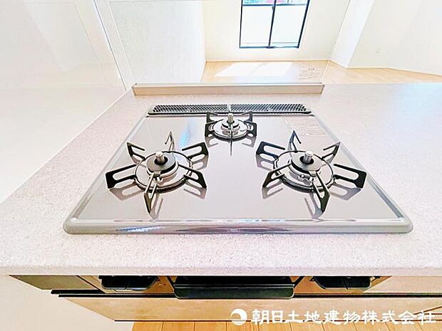 【キッチン】3口コンロで同時調理もスムーズ、毎日の料理が快適に。