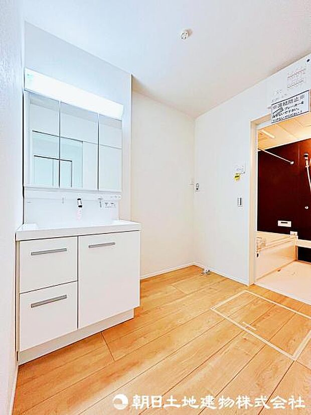 【洗面所】洗面台横にランドリーコーナー、ドラム式も置ける余裕。