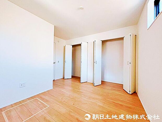 【洋室】全居室収納付きでお部屋はいつもスッキリ、家具家電のレイアウトが楽しくなる。