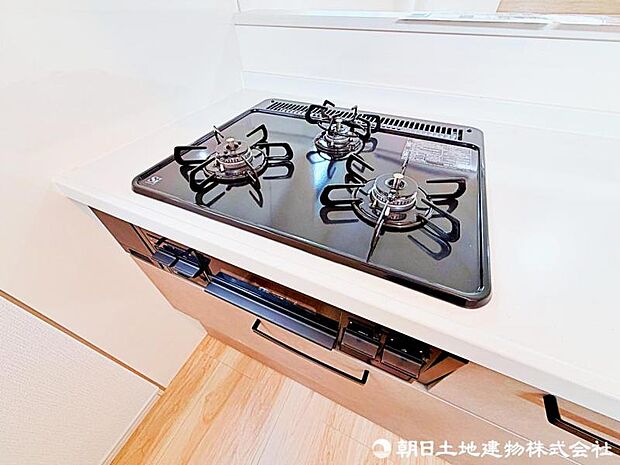 【キッチン】3つのコンロで同時調理が可能な、効率的で快適なキッチンスペースです。